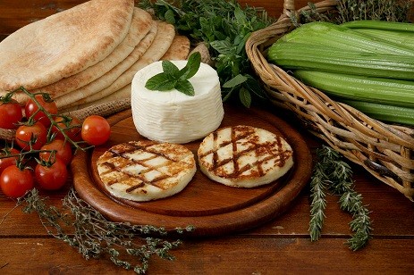 Äkta grekisk grillost, TiRaki som är en handgjord stek- och grillost med rund och mjuk smak. Gott!
